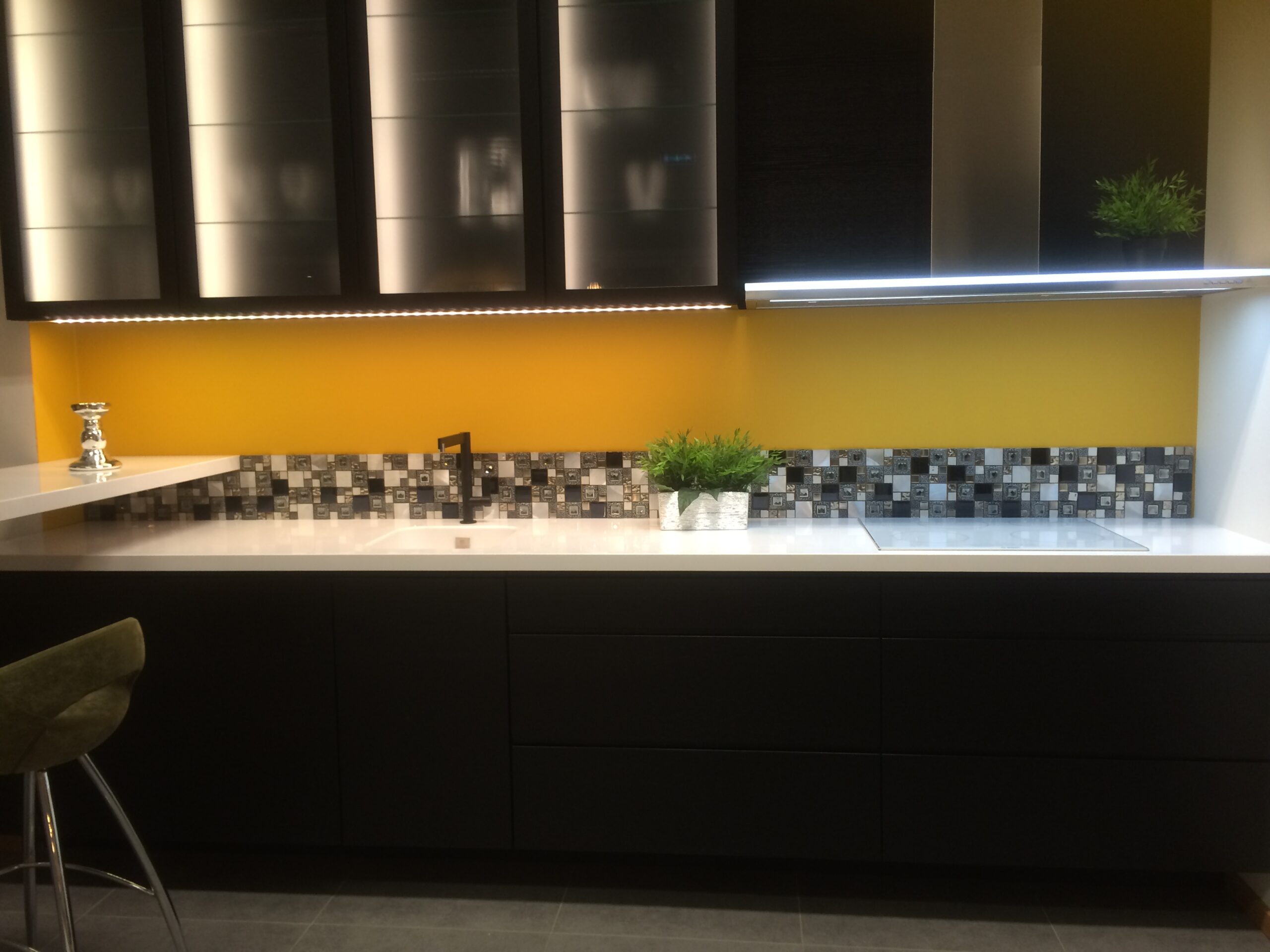 Köögimööbel must